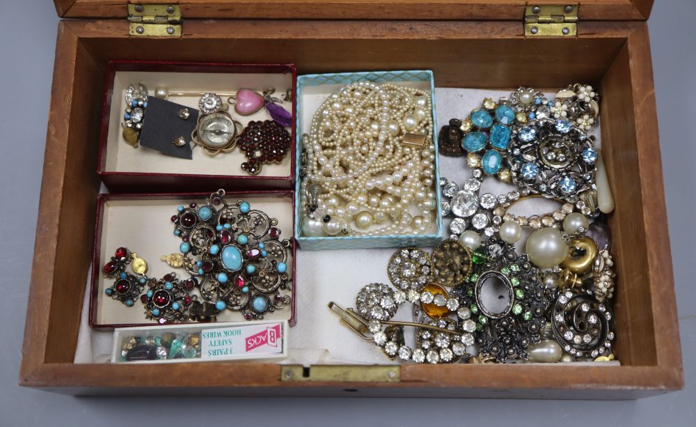 A collection of simulated pearls and costume jewellery